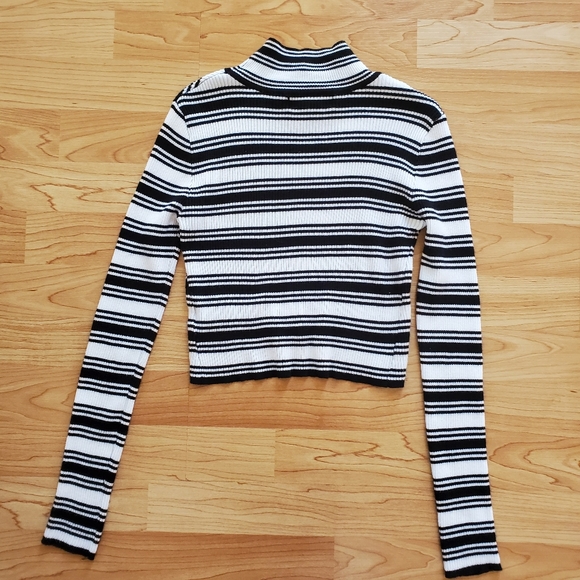 Striped Crop Top - Picture 2 of 6